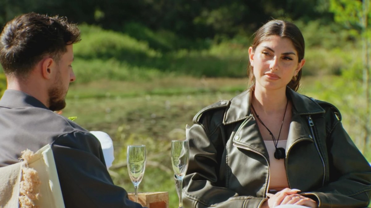 Yeliz Koc und Jannik Kontalis sitzen sich gegenüber bei Prominent getrennt