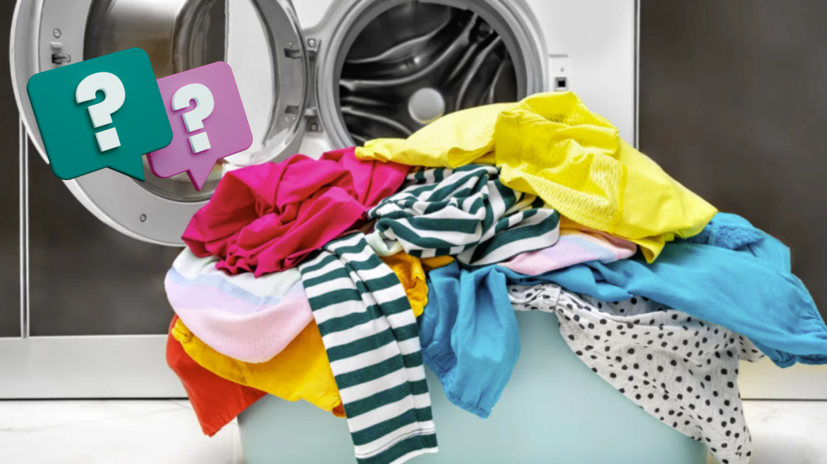 Korb mit bunter Kleidung vor einer Waschmaschine