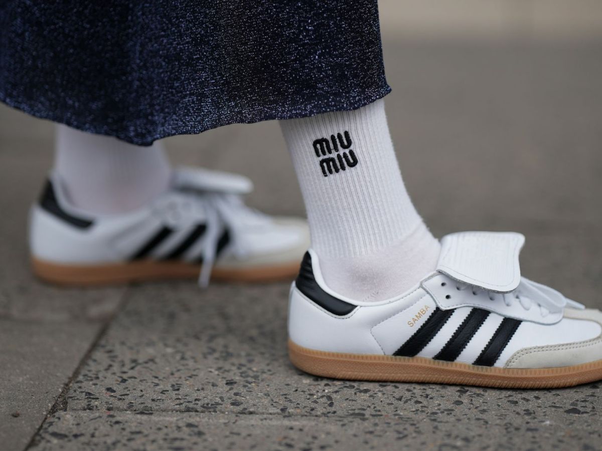 Streetstyle von wei&szlig;em Adidas Samba