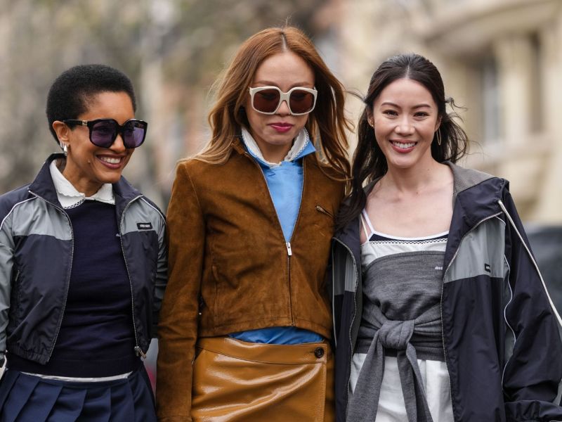 Streetstyle von drei Frauen, zwei davon tragen Windbreaker