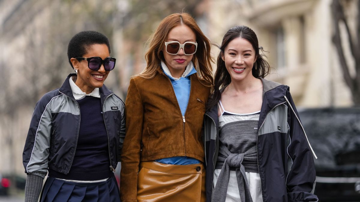 Streetstyle von drei Frauen, zwei davon tragen Windbreaker