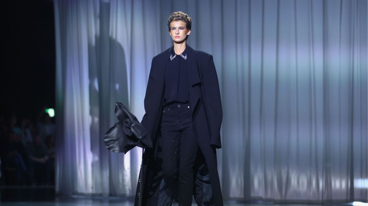 GNTM-Kandidatin Zoe in Schwarz auf dem Laufsteg von Kilian Kerner