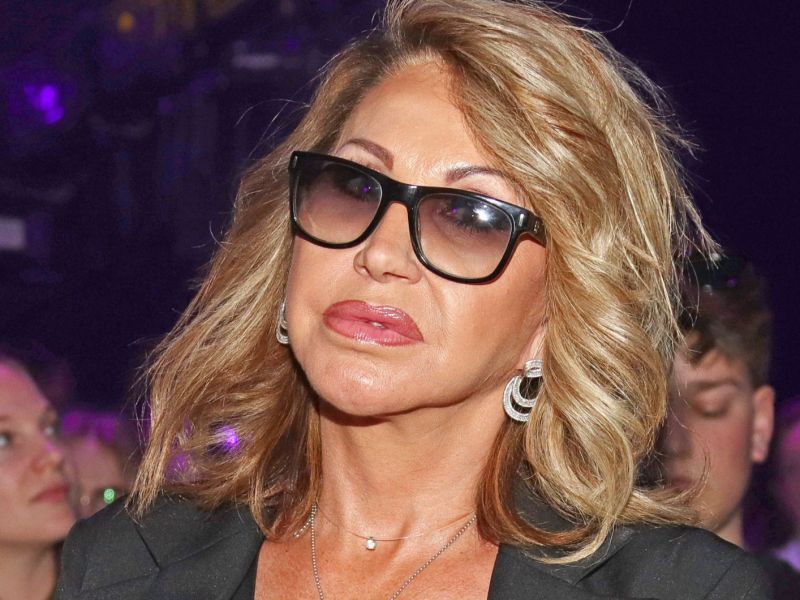 Foto von Carmen Geiss mit Sonnenbrille