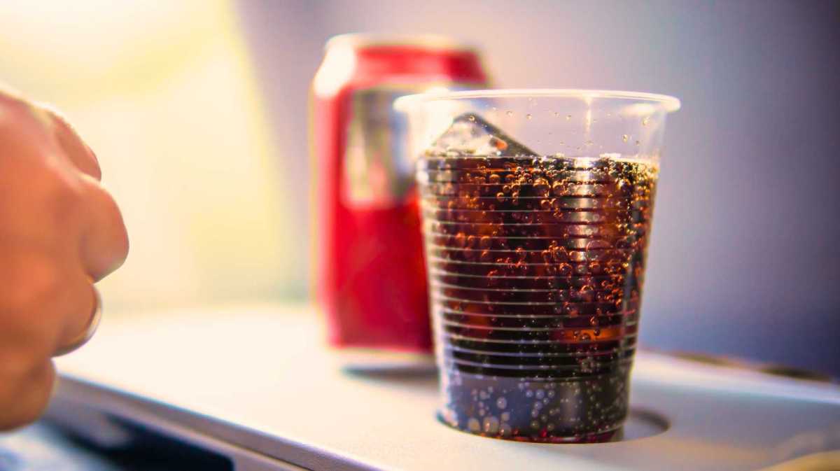 Becher Cola im Flugzeug.