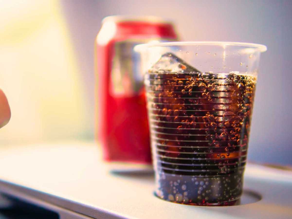 Becher Cola im Flugzeug.