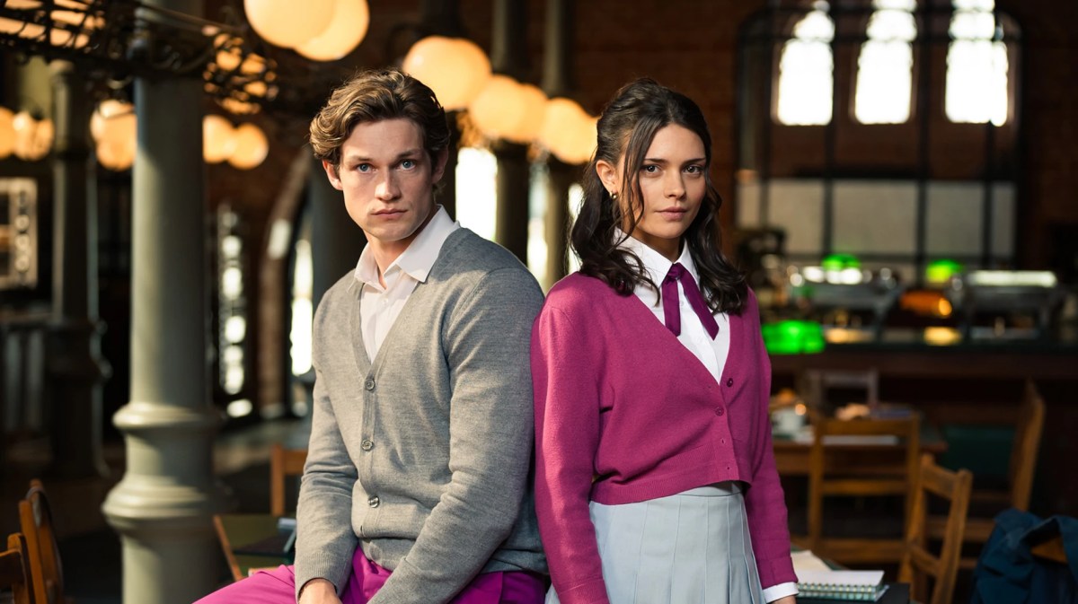 Damian Hardung und Harriet Herbig Matten in der Serie Maxton Hall