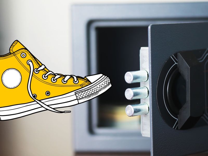 Foto von Safe mit gezeichnetem, gelbem Sneaker im Vordergrund