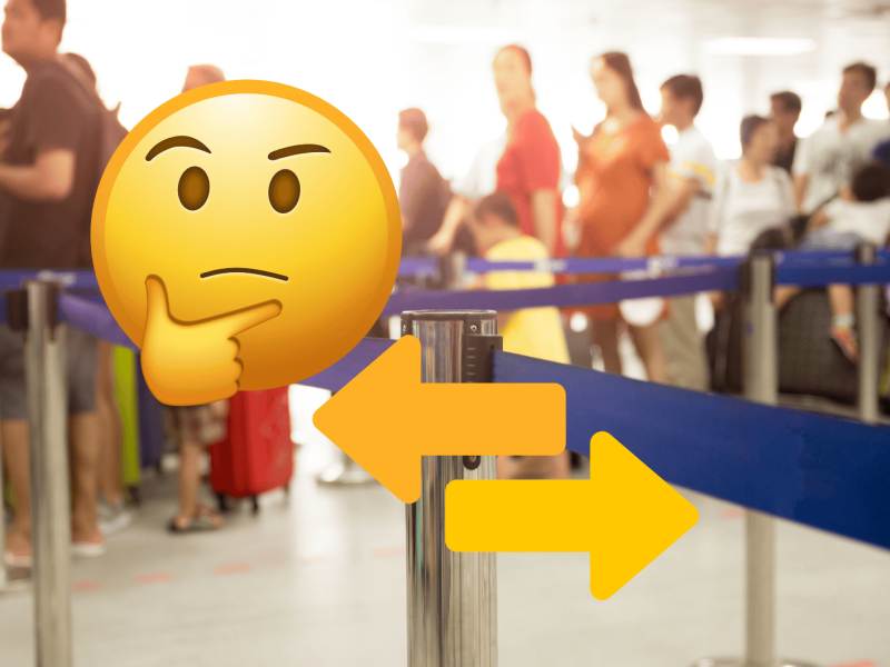 Menschen stehen in einer Schlange zum Check-in an.