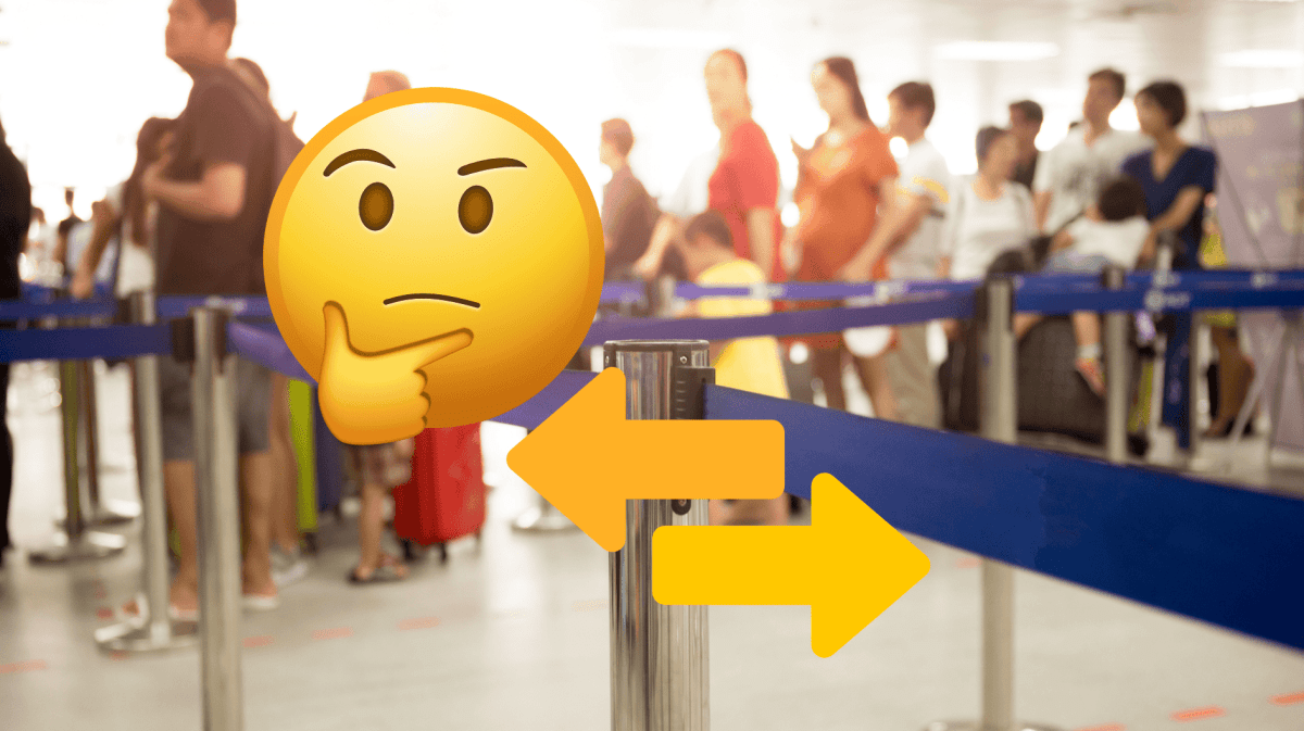 Menschen stehen in einer Schlange zum Check-in an.