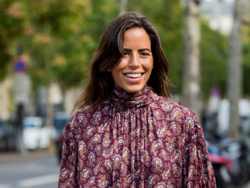 Streetstyle von Frau mit dunklen, langen Haaren in Kleid mit Paisleymuster
