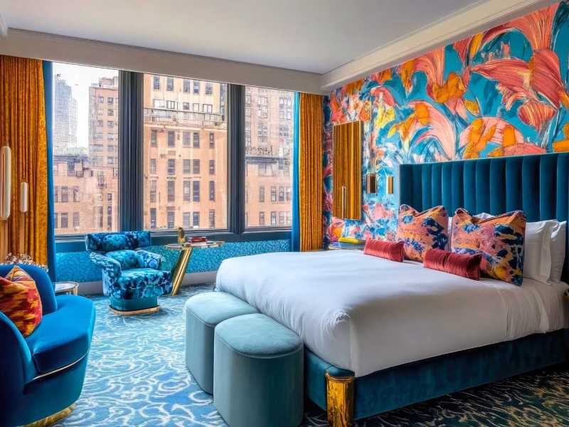 Luxuriöses Hotelzimmer mit Stadtblick und künstlerischem Dekor.