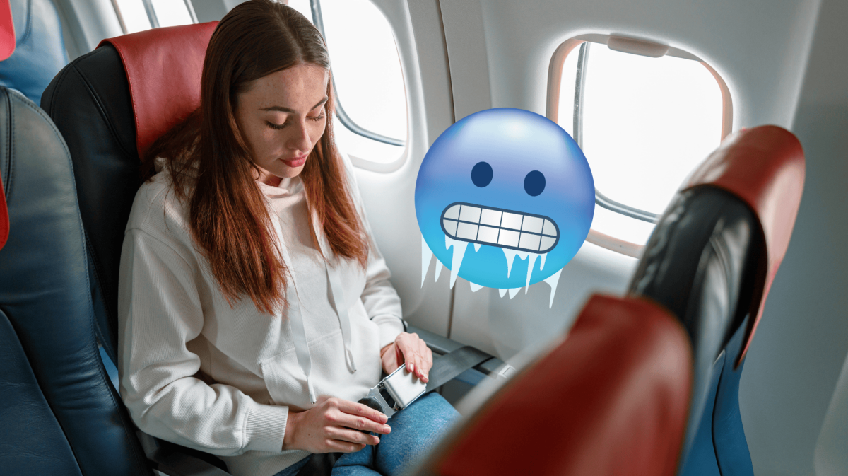 Person legt im Flugzeug Gurt an.