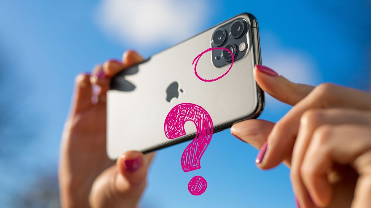 Frau hält Smartphone in beiden Händen, im Hintergrund blauer Himmel