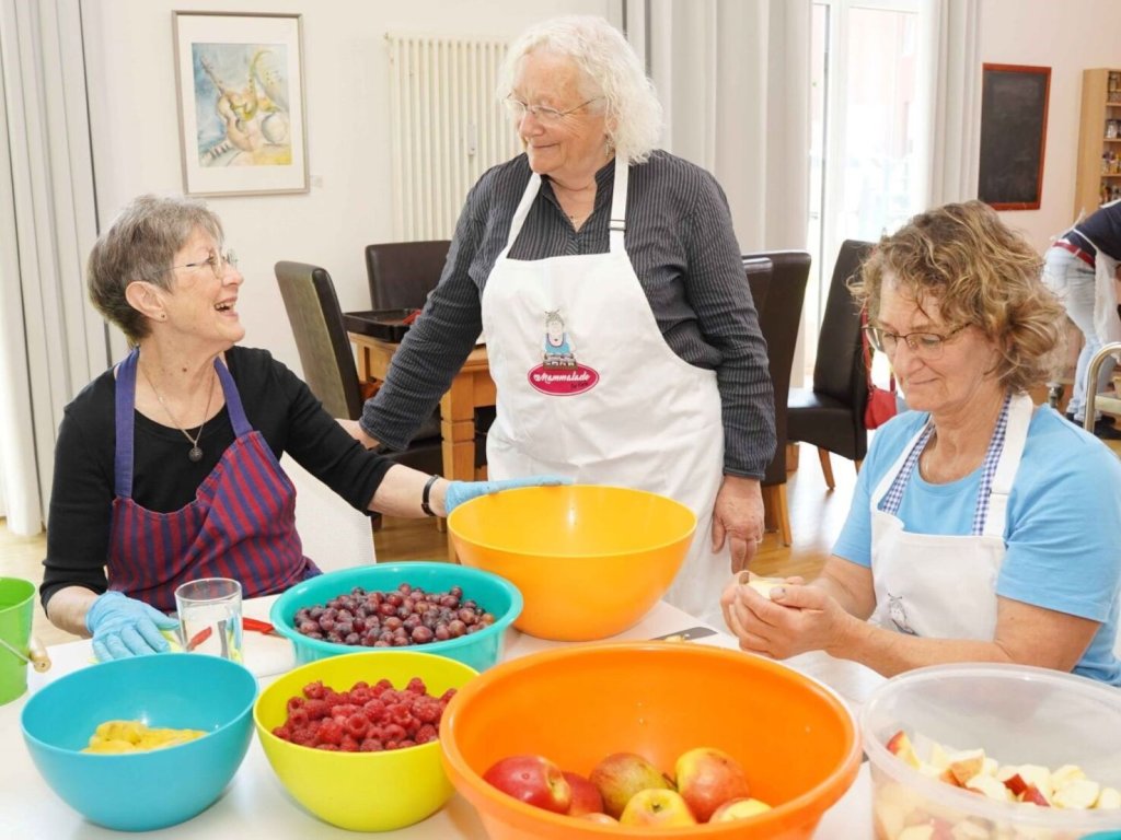 Drei Frauen machen Marmelade in der Küche ein