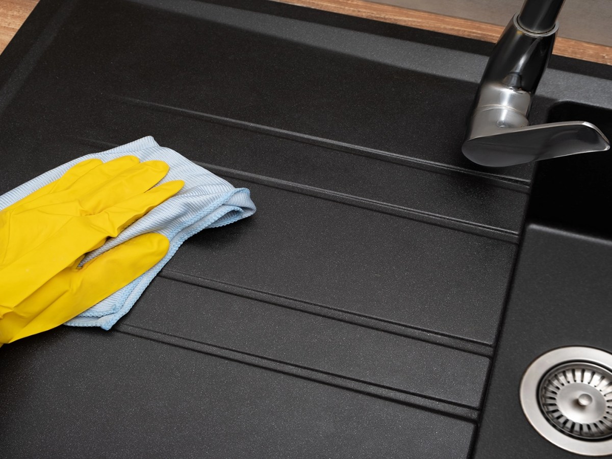 Sp&uuml;lbecken: Mit diesem Hausmittel bringst du deine Sp&uuml;le zum Gl&auml;nzen