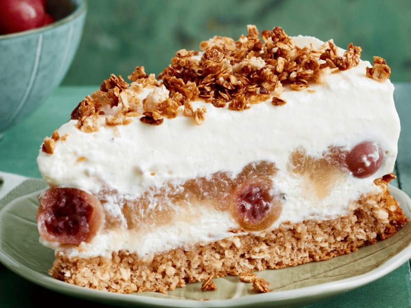 Stück Stachelbeertorte auf einem grüner Kuchenteller.