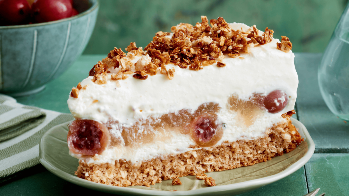 Stück Stachelbeertorte auf einem grüner Kuchenteller.