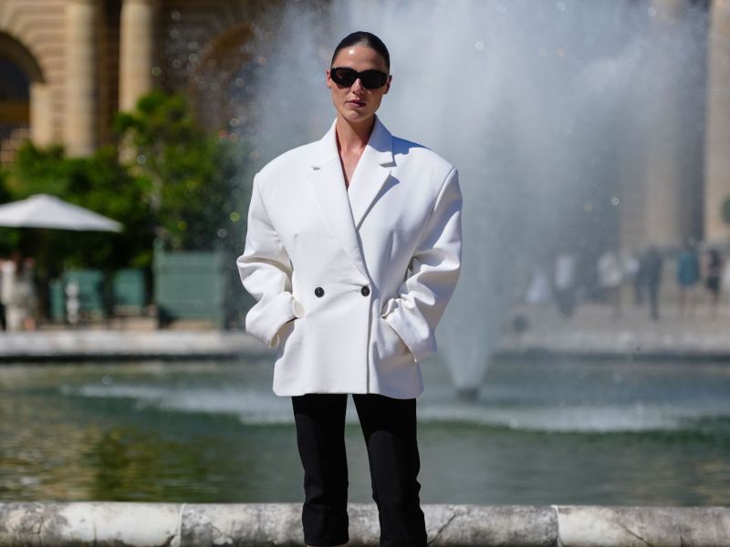 Sophia Roe in weißem Blazer und schwarzer Caprihose