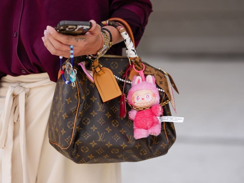 Braune Louis Vuitton Tasche mit pinkem Labubu