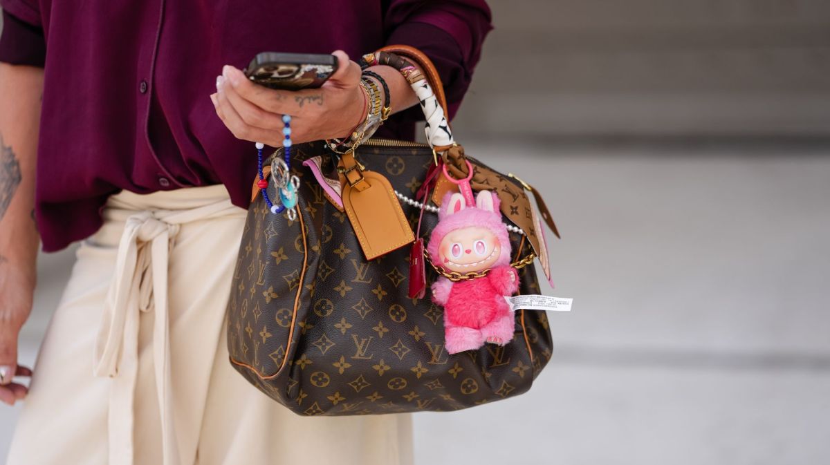 Braune Louis Vuitton Tasche mit pinkem Labubu