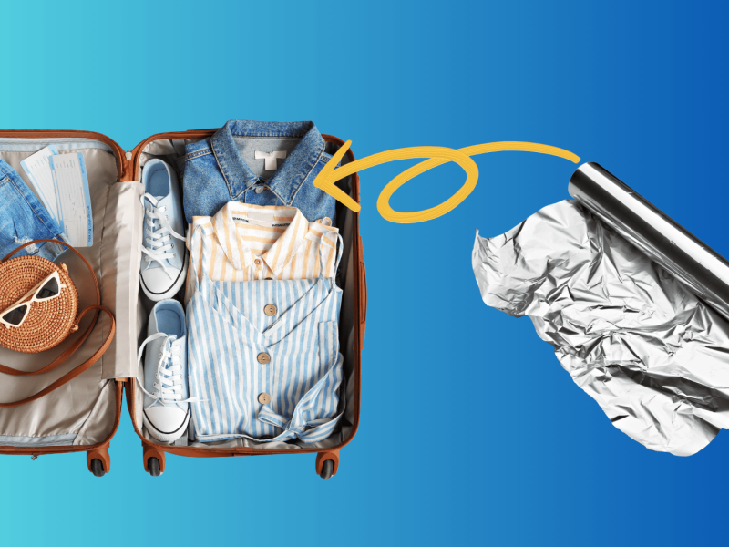 Offener Koffer mit Kleidung und Accessoires auf hellblauem Verlauf, daneben glänzende Alufolie mit gelbem Pfeil.