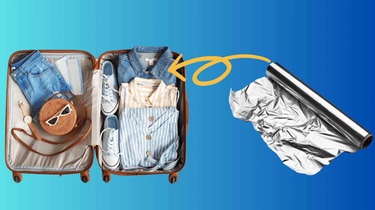 Offener Koffer mit Kleidung und Accessoires auf hellblauem Verlauf, daneben glänzende Alufolie mit gelbem Pfeil.