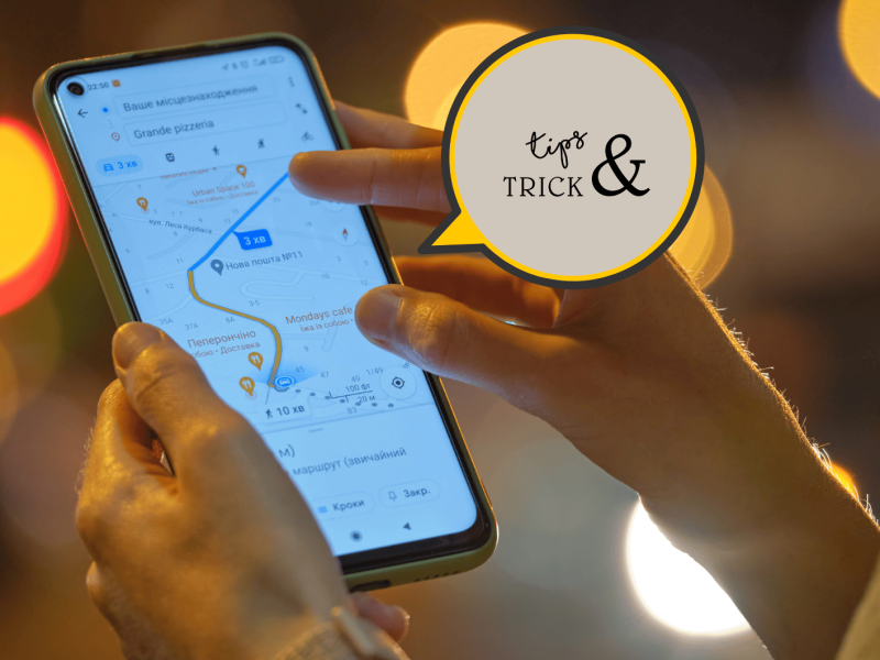 Frau hält bei Nachtlichtern Handy mit Google Maps, Sprechblase mit Tips und Trick