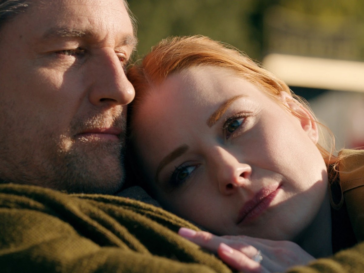 Szene aus Virgin River auf Netflix mit Martin Henderson und Alexandra Breckenridge