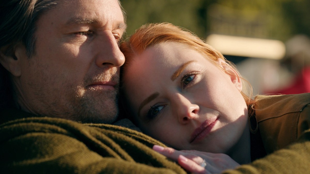 Szene aus Virgin River auf Netflix mit Martin Henderson und Alexandra Breckenridge