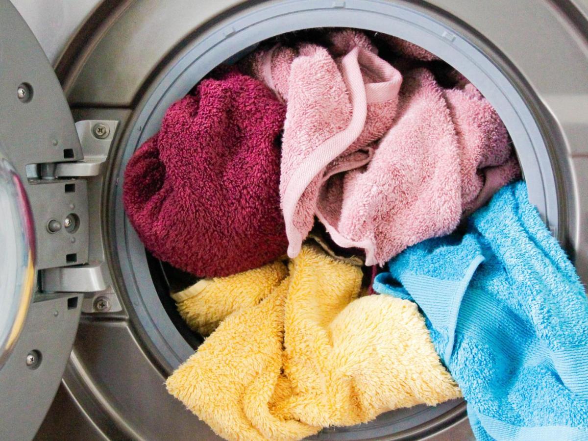 Bunte Handtücher in der Waschmaschine.
