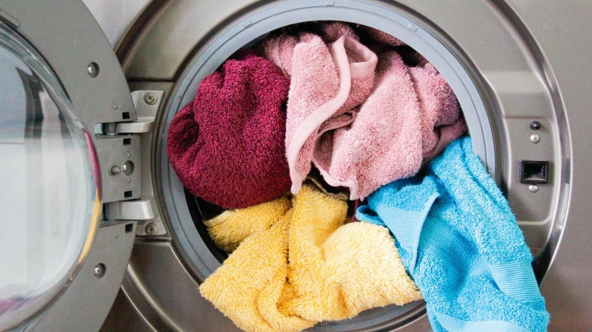 Bunte Handtücher in der Waschmaschine.