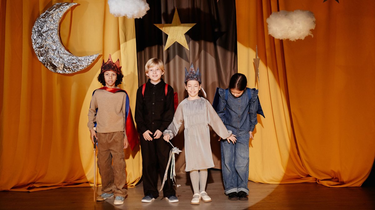 Gruppe von Schüler*innen auf einer Theaterbühne.