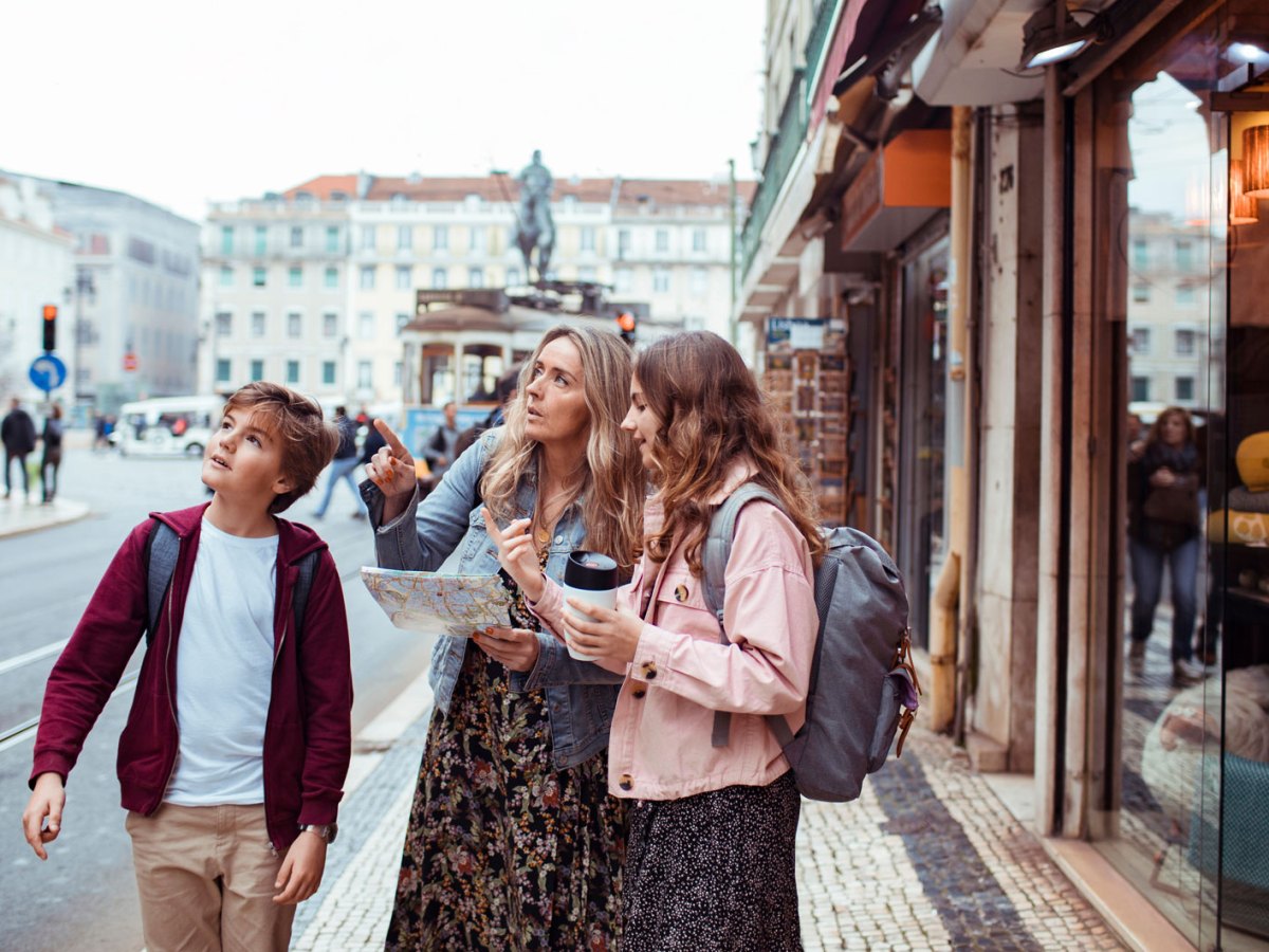 Mutter und ihre beiden Kinder beim Sightseeing in Lissabon.