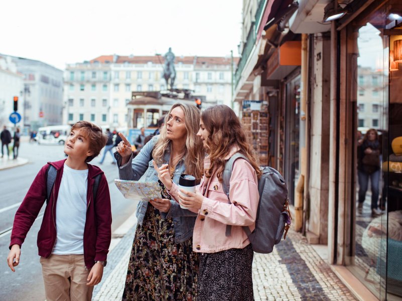 Mutter und ihre beiden Kinder beim Sightseeing in Lissabon.