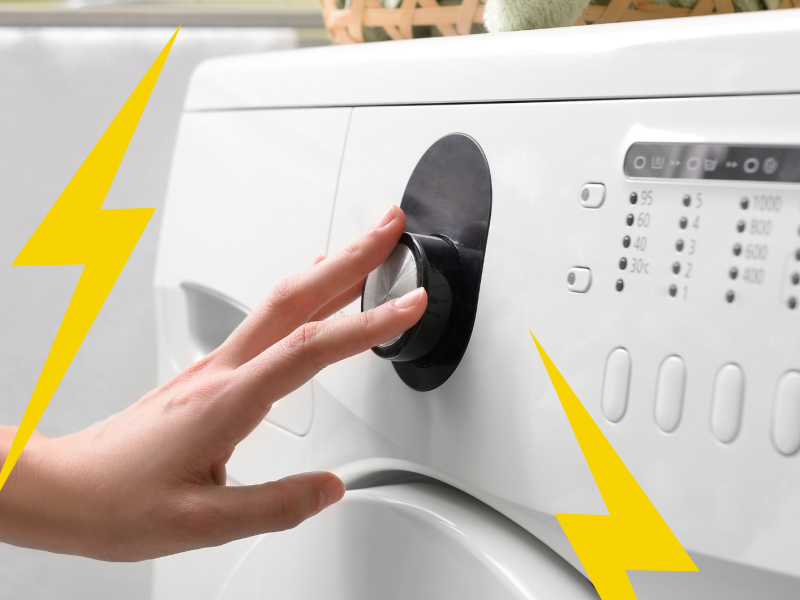 Hand an Waschmaschine mit Blitzen