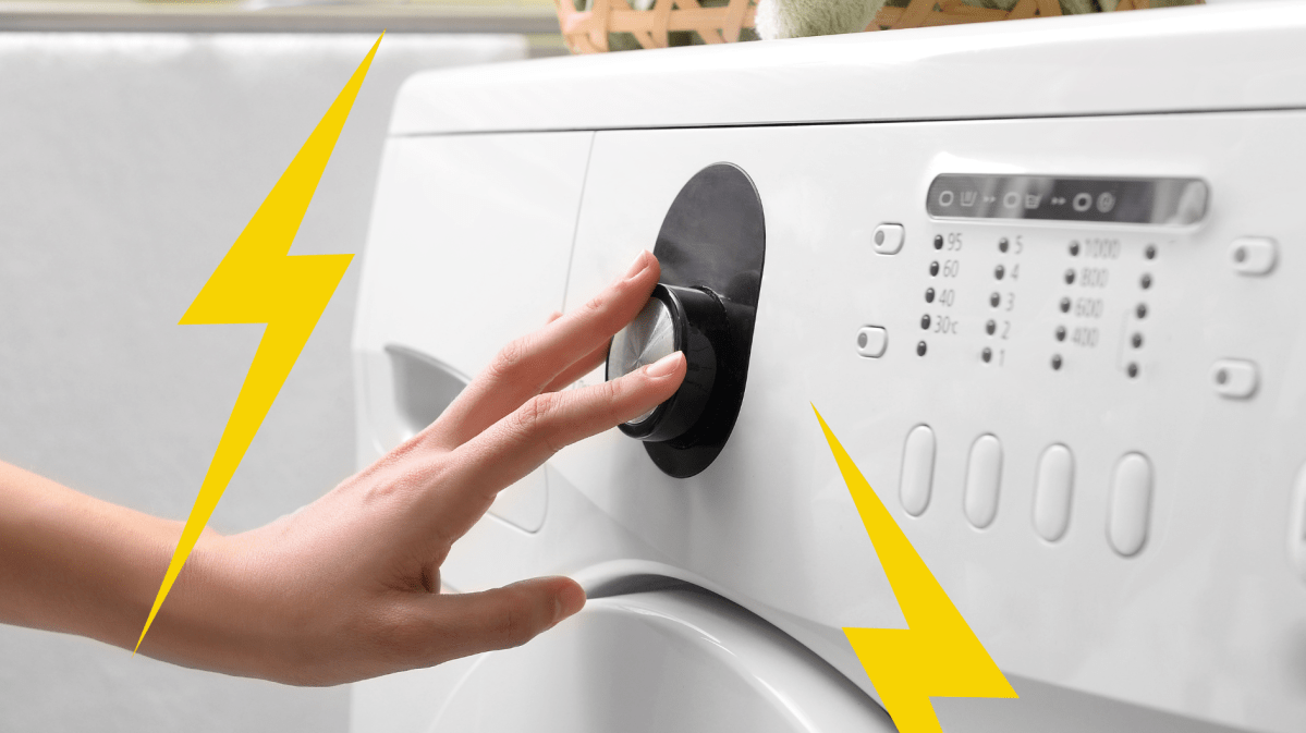 Hand an Waschmaschine mit Blitzen