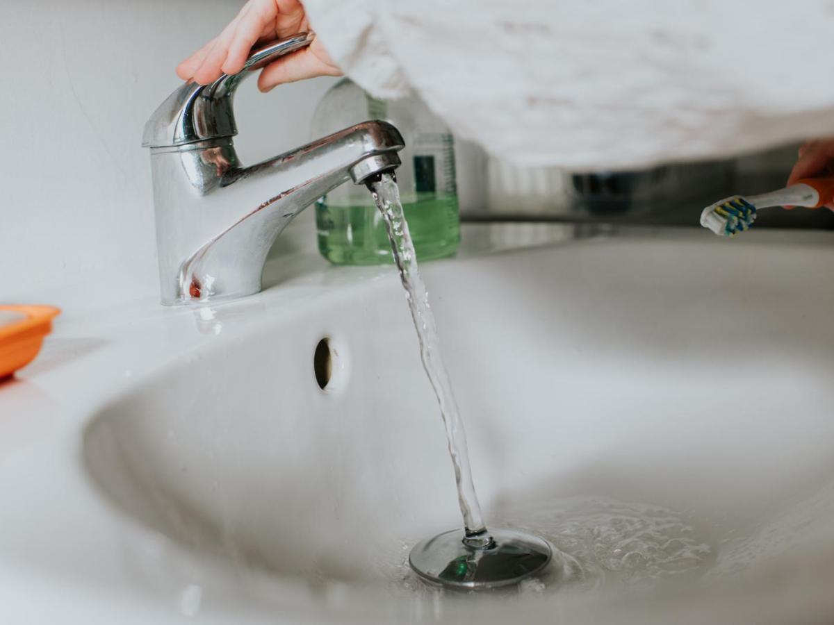 Abflüsse im Bad stinken: Das verursacht den Mief wirklich (und das hilft dagegen)