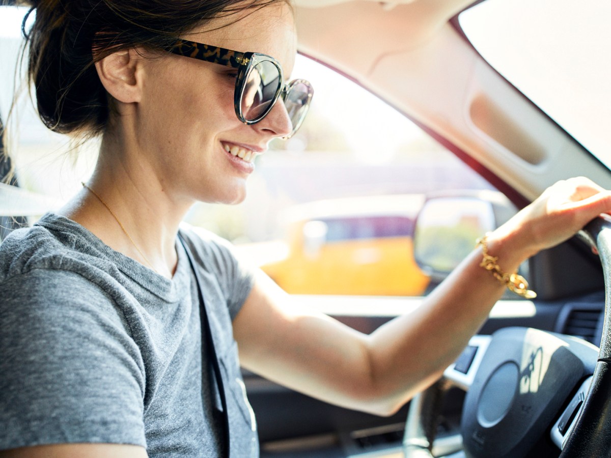 Frau fährt Auto