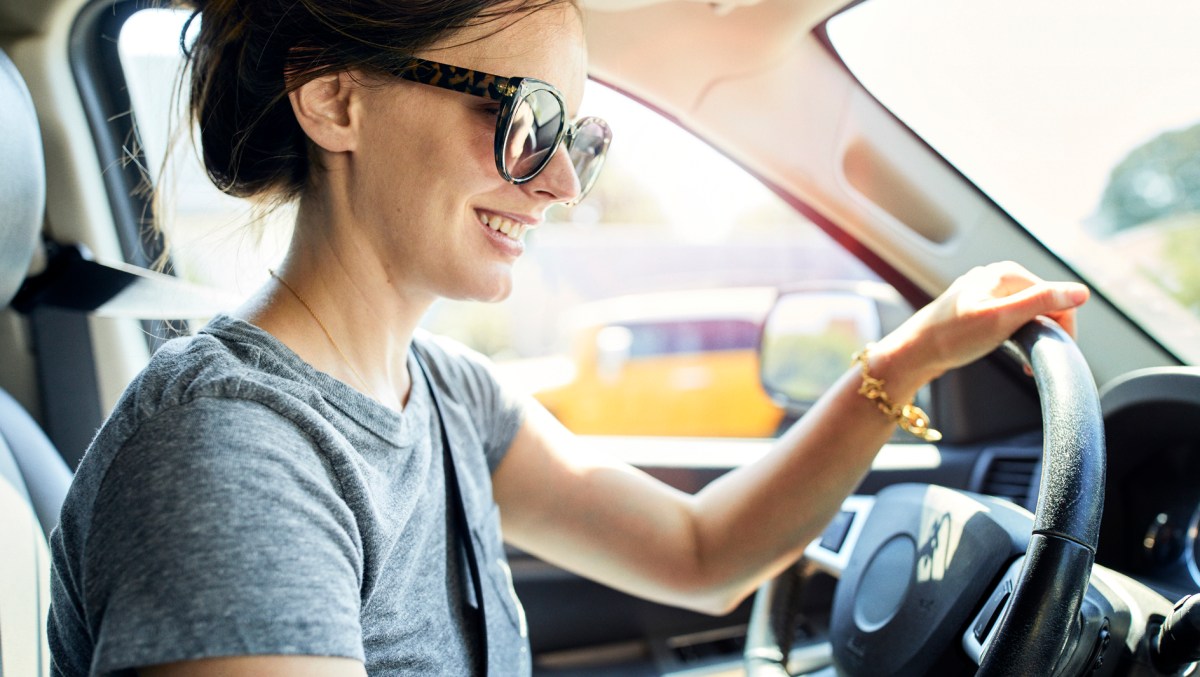 Frau fährt Auto