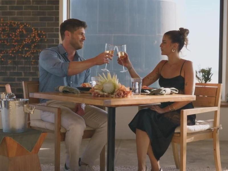 Martin und Lena stoßen bei einem Date an.