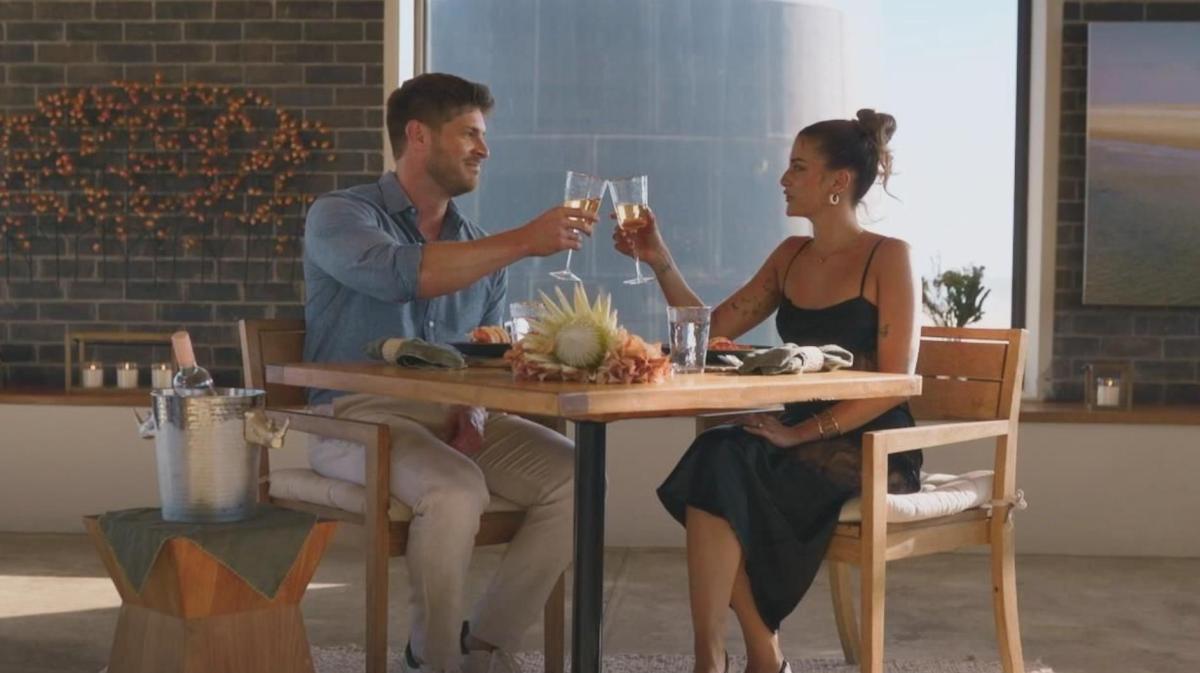 Martin und Lena stoßen bei einem Date an.