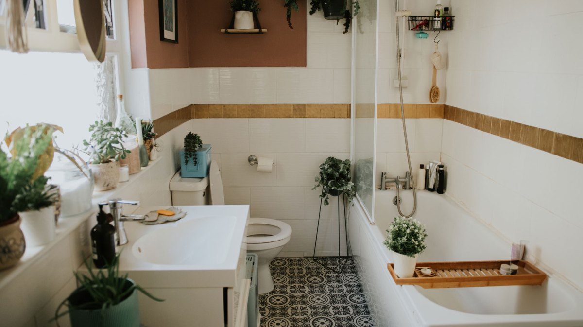 Stylisches, aufgeräumtes, kleines Badezimmer mit Pflanzen.