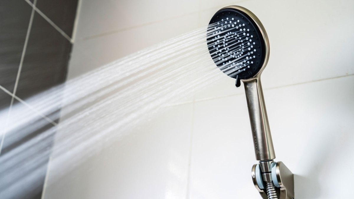 Duschkopf aus dem Wasser mit Druck läuft.