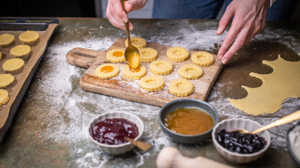 Zubereitung von Weihnachtsplätzchen mit Marmelade