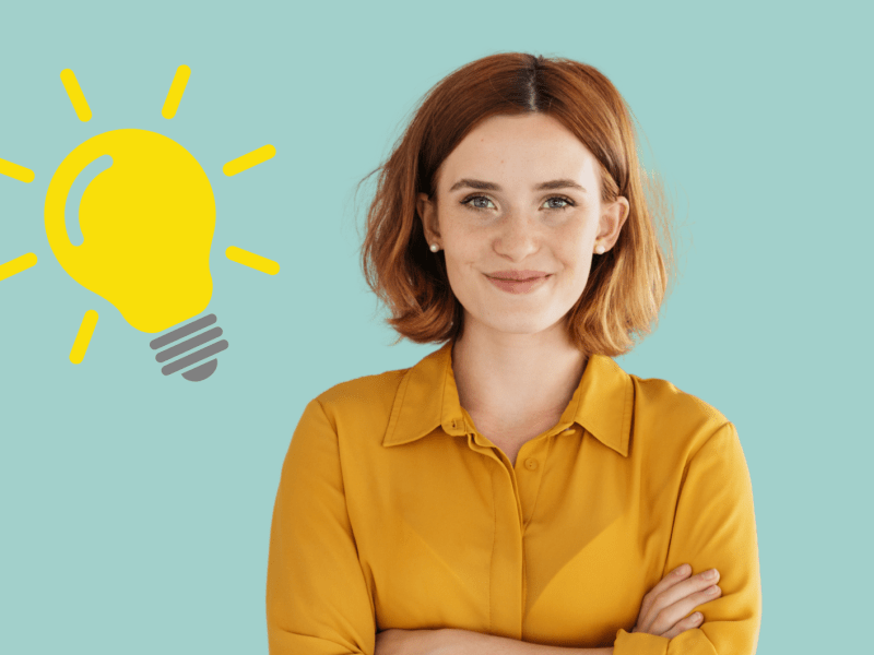 Frau vor t&uuml;rkisem Hintergrund mit einem Gl&uuml;hbirnensymbol