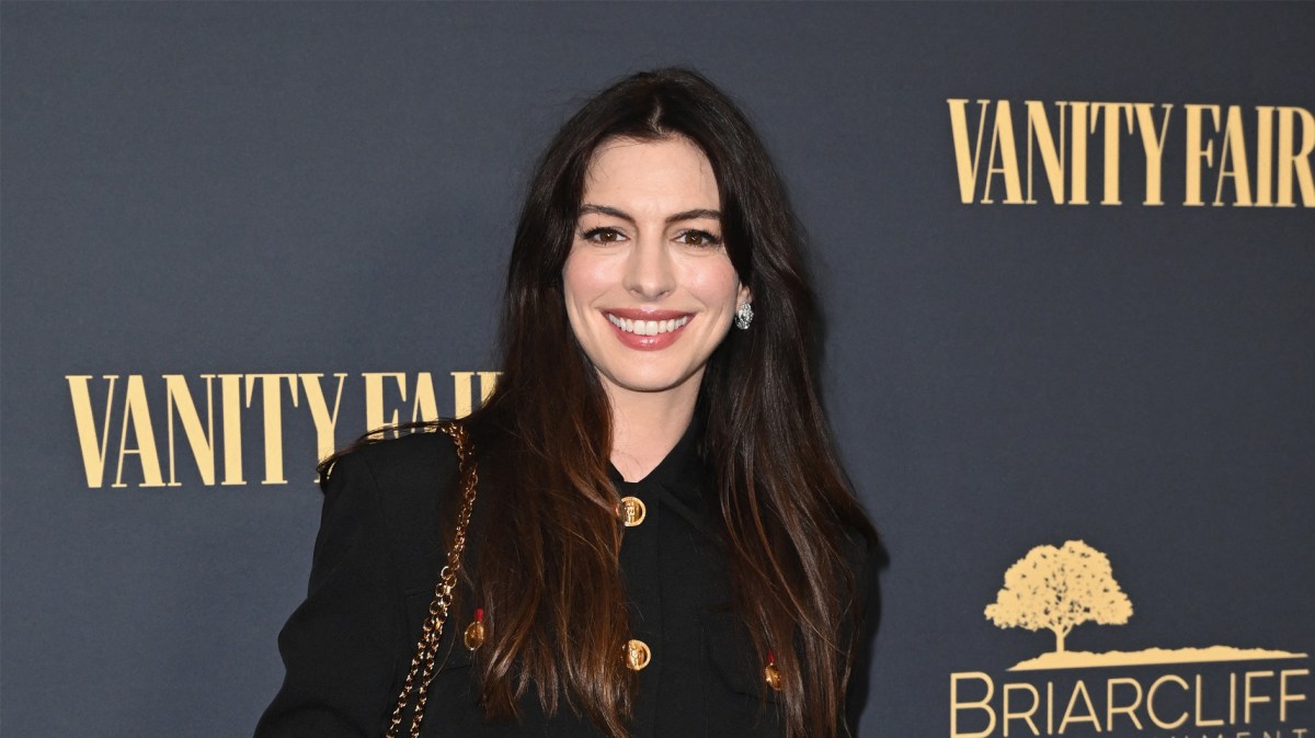 Dei Schauspielerin Anne Hathaway lächelt in die Kamera.