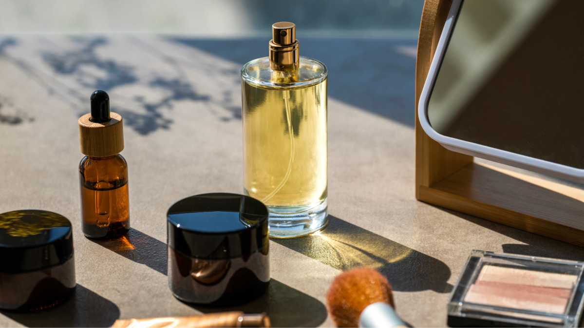 Beautyprodukte im Sonnenlicht.