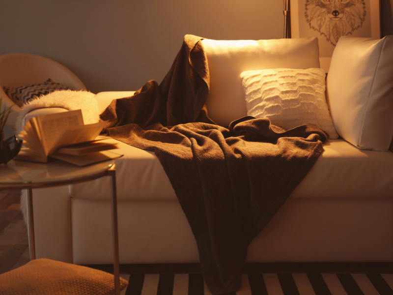 Gemütliches Wohnzimmer in indirektem Licht.