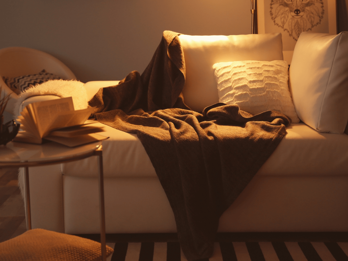 Gem&uuml;tliches Wohnzimmer in indirektem Licht.