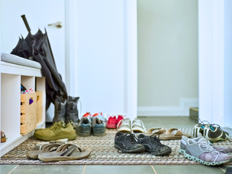 Schuh-Unordnung im Flur.